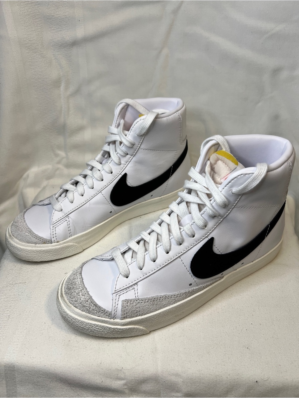 Like New Nike Blazer Mid ‘77 High-Top Sneakers with Black Swoosh. Woman’s 7
